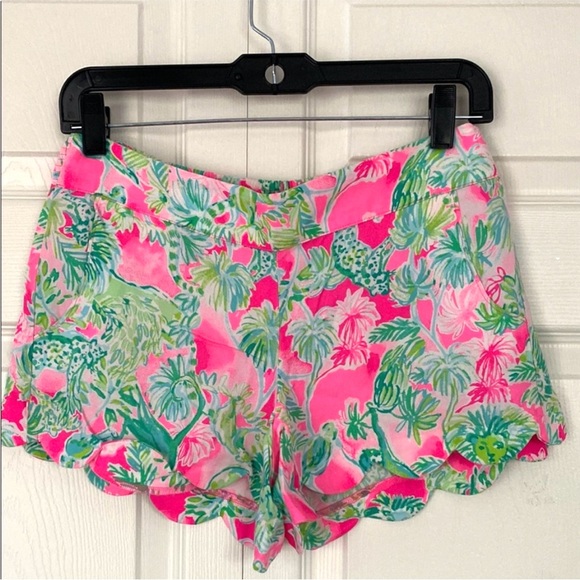 Lilly Pulitzer Pants - Lilly Pulitzer Women’s Shorts Dahlia Shorts in Raz Berry Catty Shack Size Small